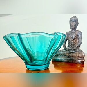 Vintage Lenox Aqua Blue Ruffled Glass Bowl
3”T x 5”W no chips no cracks💫